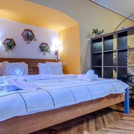 Apartment Tree House-old Town