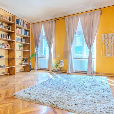 Tree House-old Town *