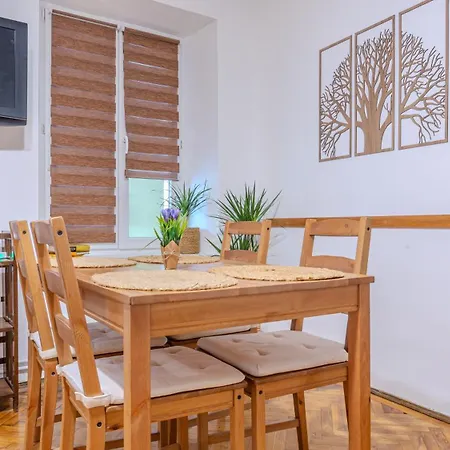 Tree House-old Town Apartment