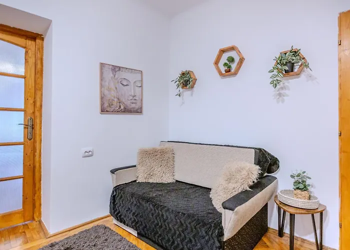 Tree House-old Town Apartment