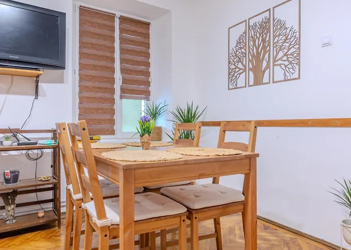 Tree House-old Town Apartment